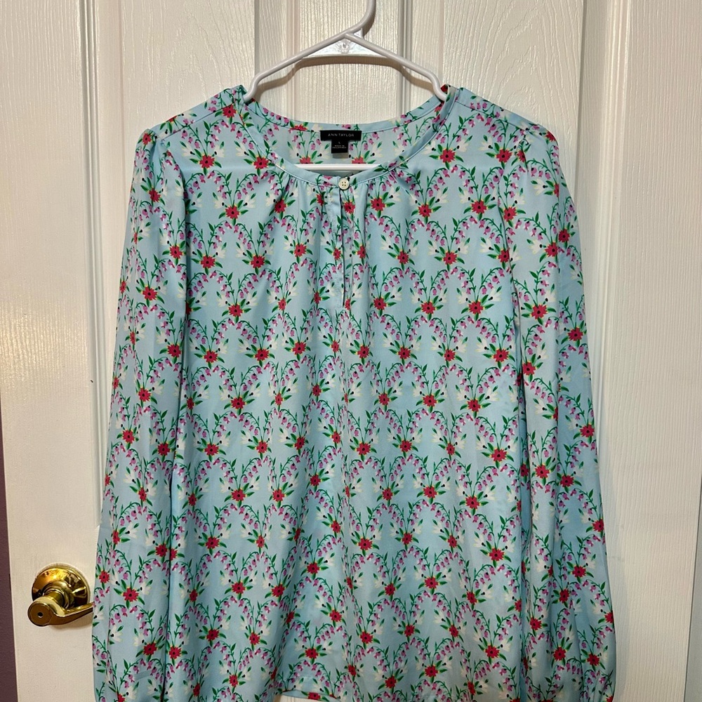 Floral Women's Blouse in Light Blue with Pink Florals Ann Taylor Size Large
